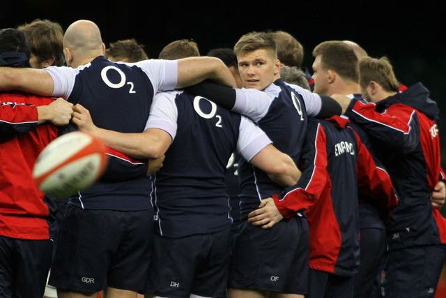 Owen Farrell takes a glance during training, more than aware of the skills of Leigh Halfpenny