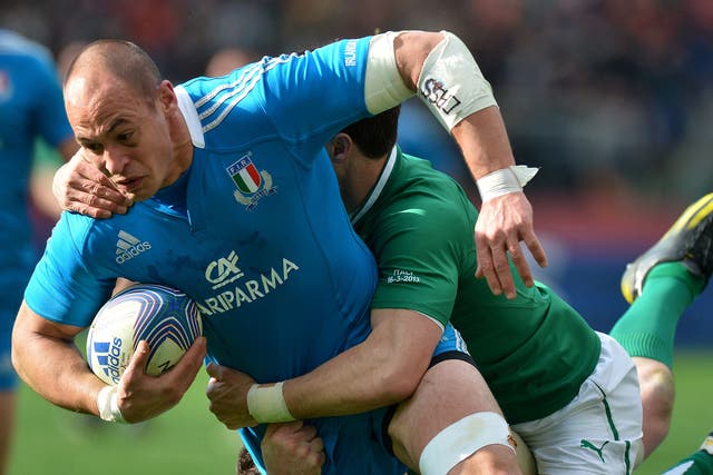 Italy’s N°8 and captain Sergio Parisse (L) is tackled by Ireland’s scrum-half Conor Murray
