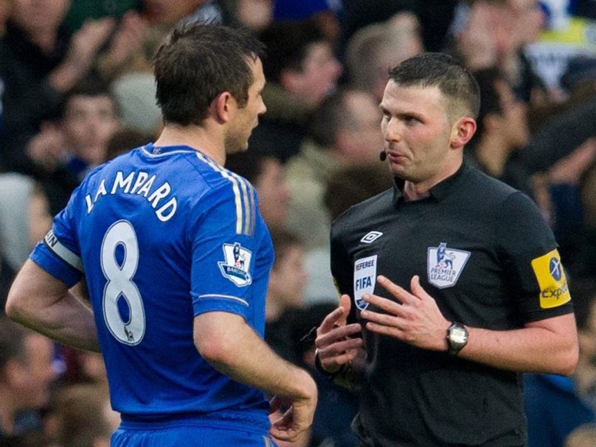 Frank Lampard speaks to the referee Michael Oliver