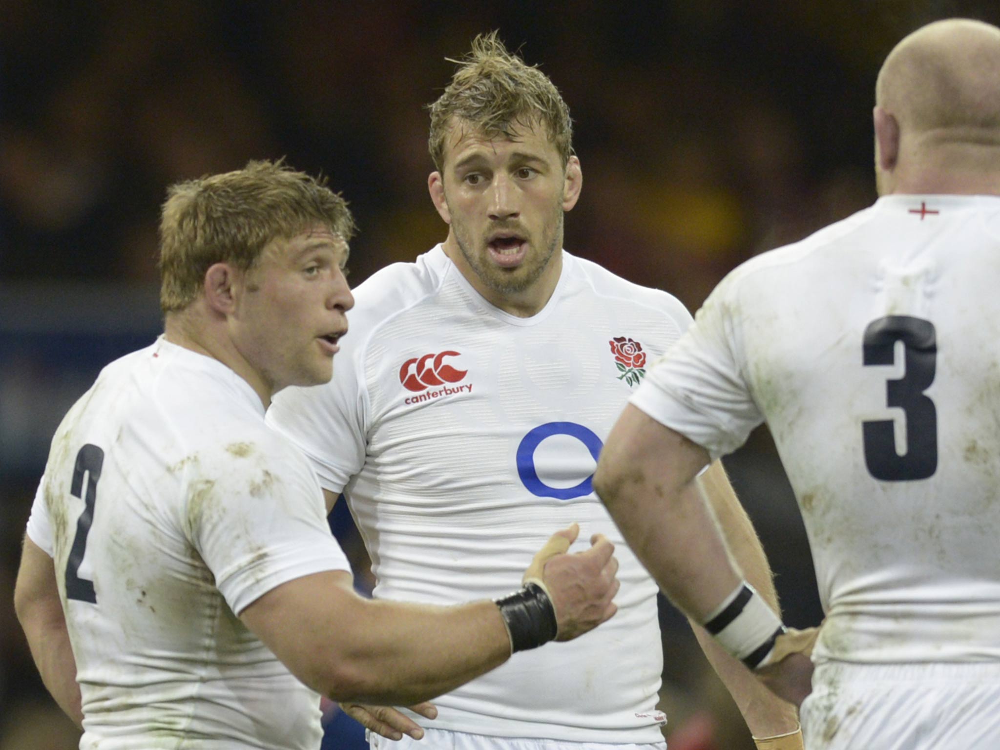 England's flanker Chris Robshaw (C) talks with England's hooker Tom Youngs (L) and England's prop Dan Cole