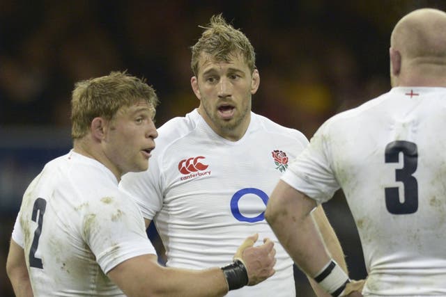 England's flanker Chris Robshaw (C) talks with England's hooker Tom Youngs (L) and England's prop Dan Cole