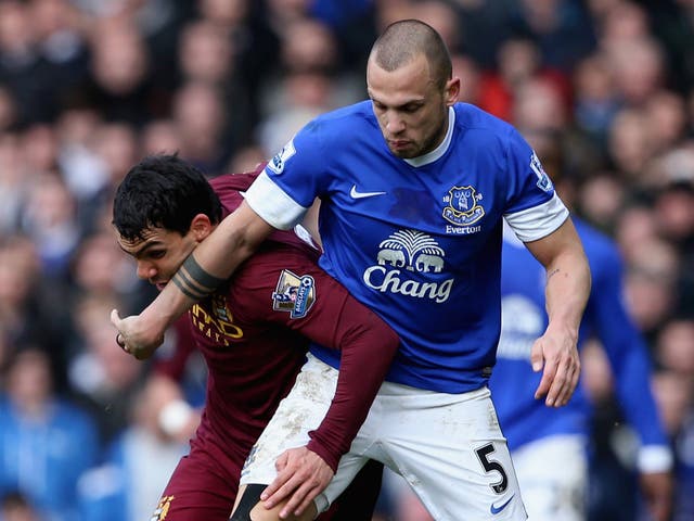 Everton defender Johnny Heitinga is nearing a switch to West Ham