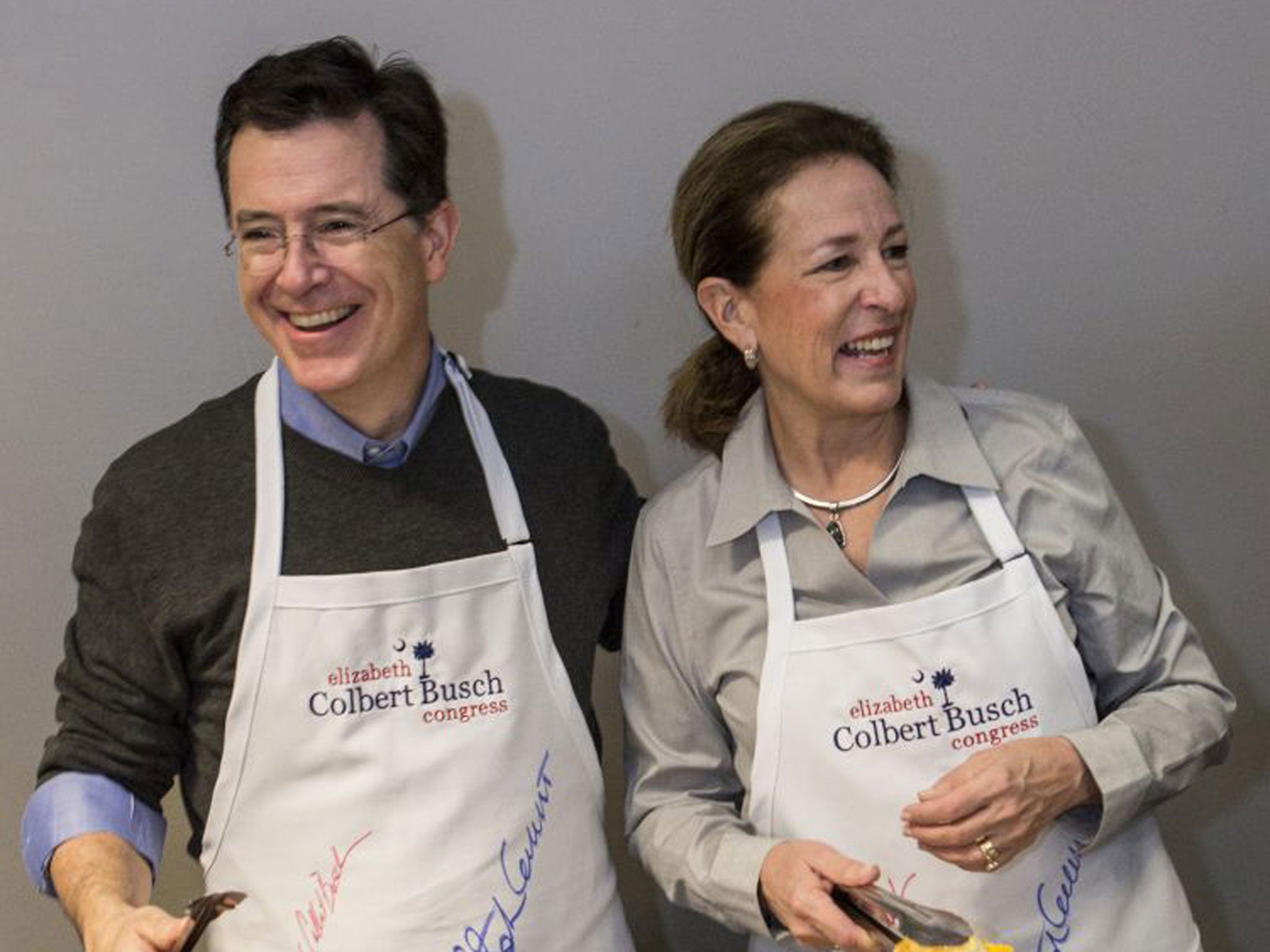 The comedian Stephen Colbert serves food with his sister, Elizabeth Colbert Busch, during a fund-raiser
