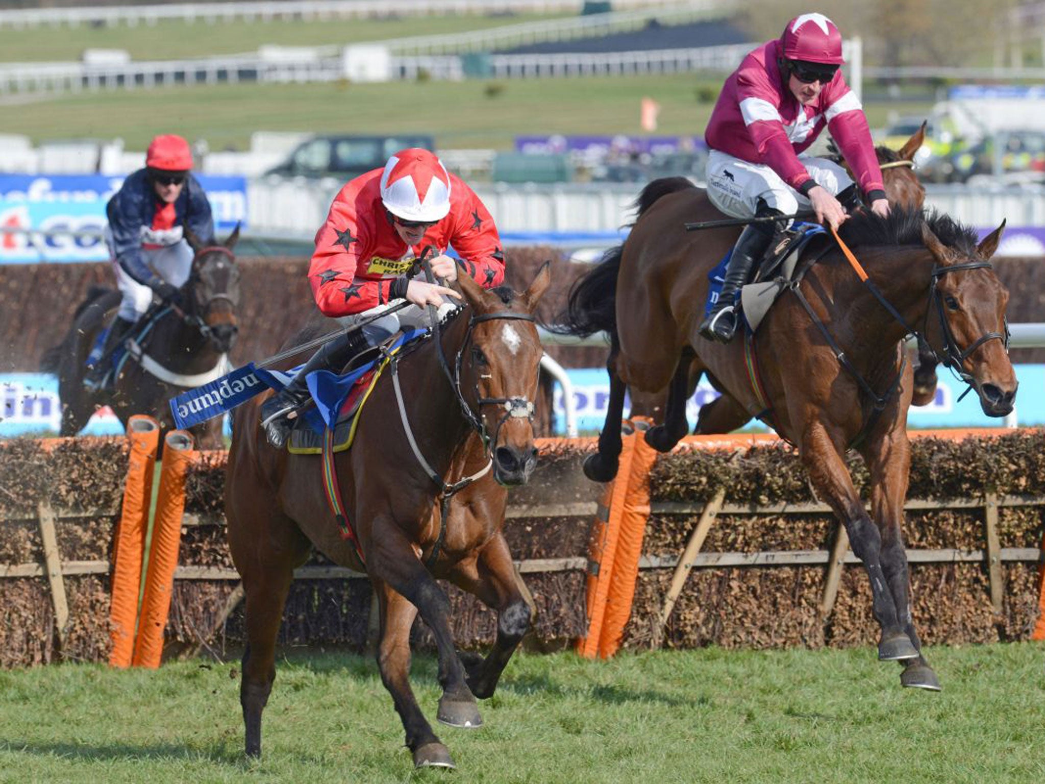 Rule The World (right) confirmed his raw class
in The Neptune Novices
Hurdle