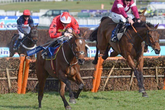Rule The World (right) confirmed his raw class
in The Neptune Novices
Hurdle