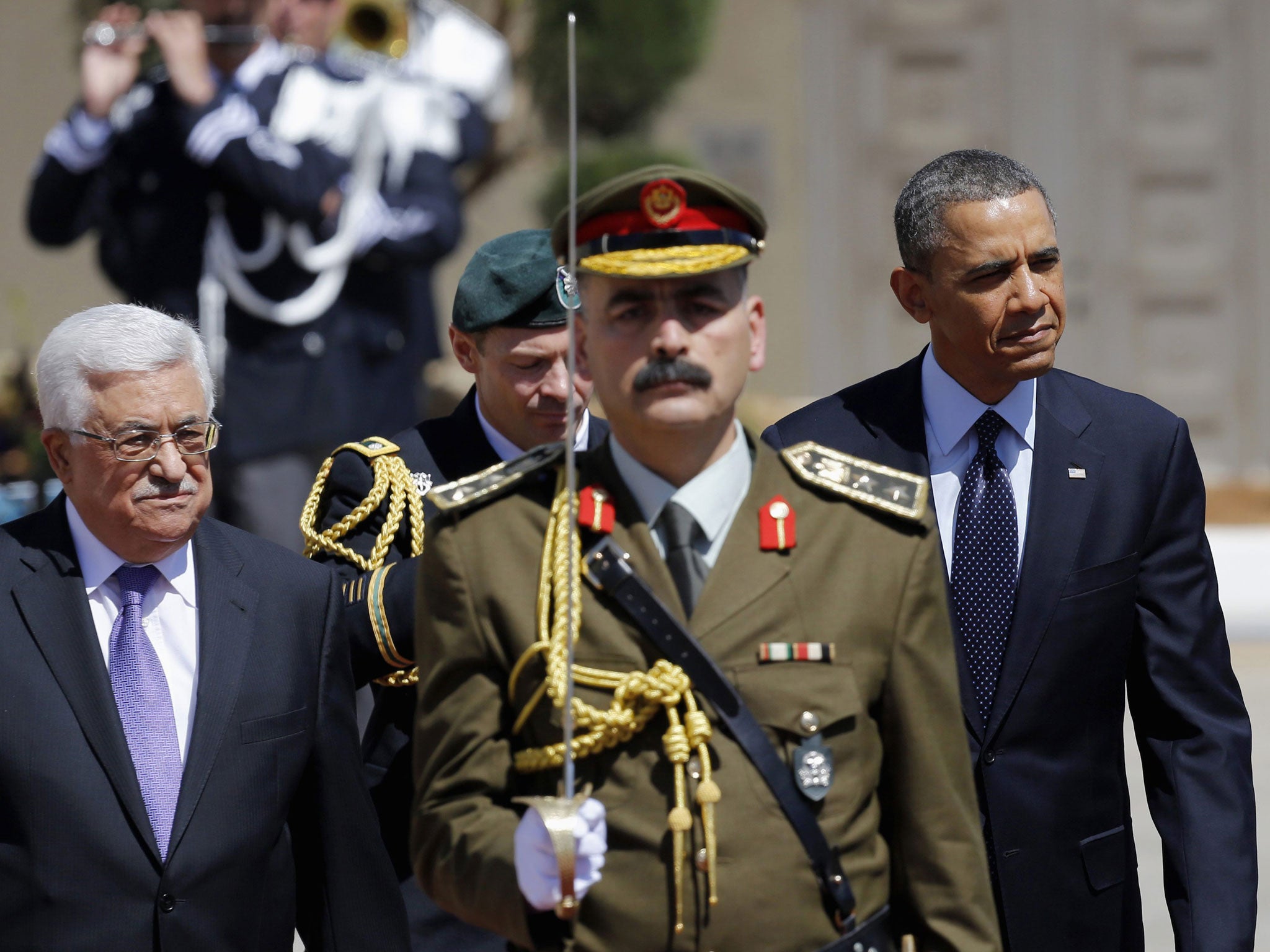 US President Barack Obama (right) and Palestinian President Mahmoud Abbas (left) at a welcoming ceremony in the West Bank city of Ramallah