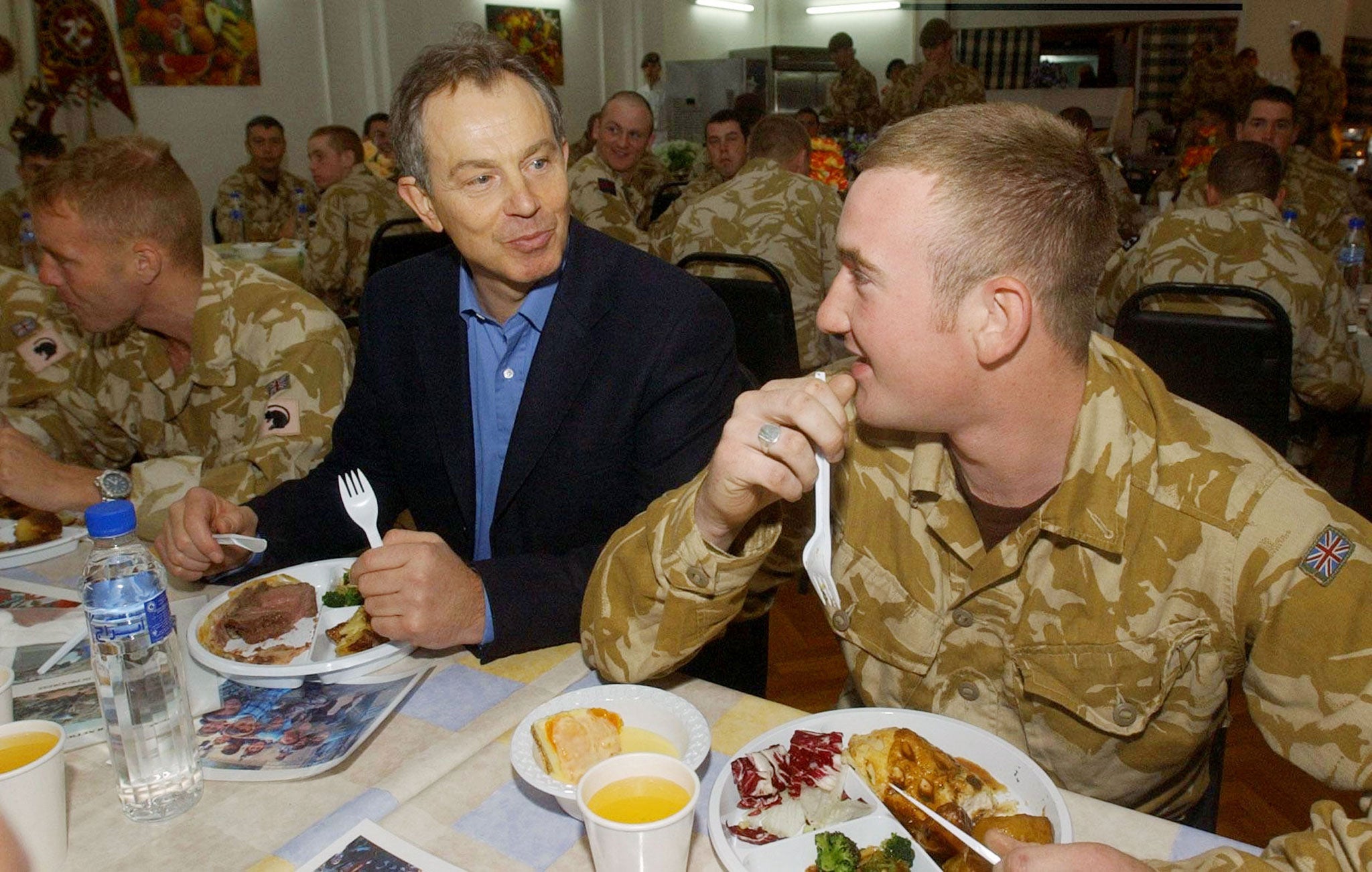 British Prime Minister Tony Blair eats dinner with British troops in Basra, Iraq, 21 December, 2004