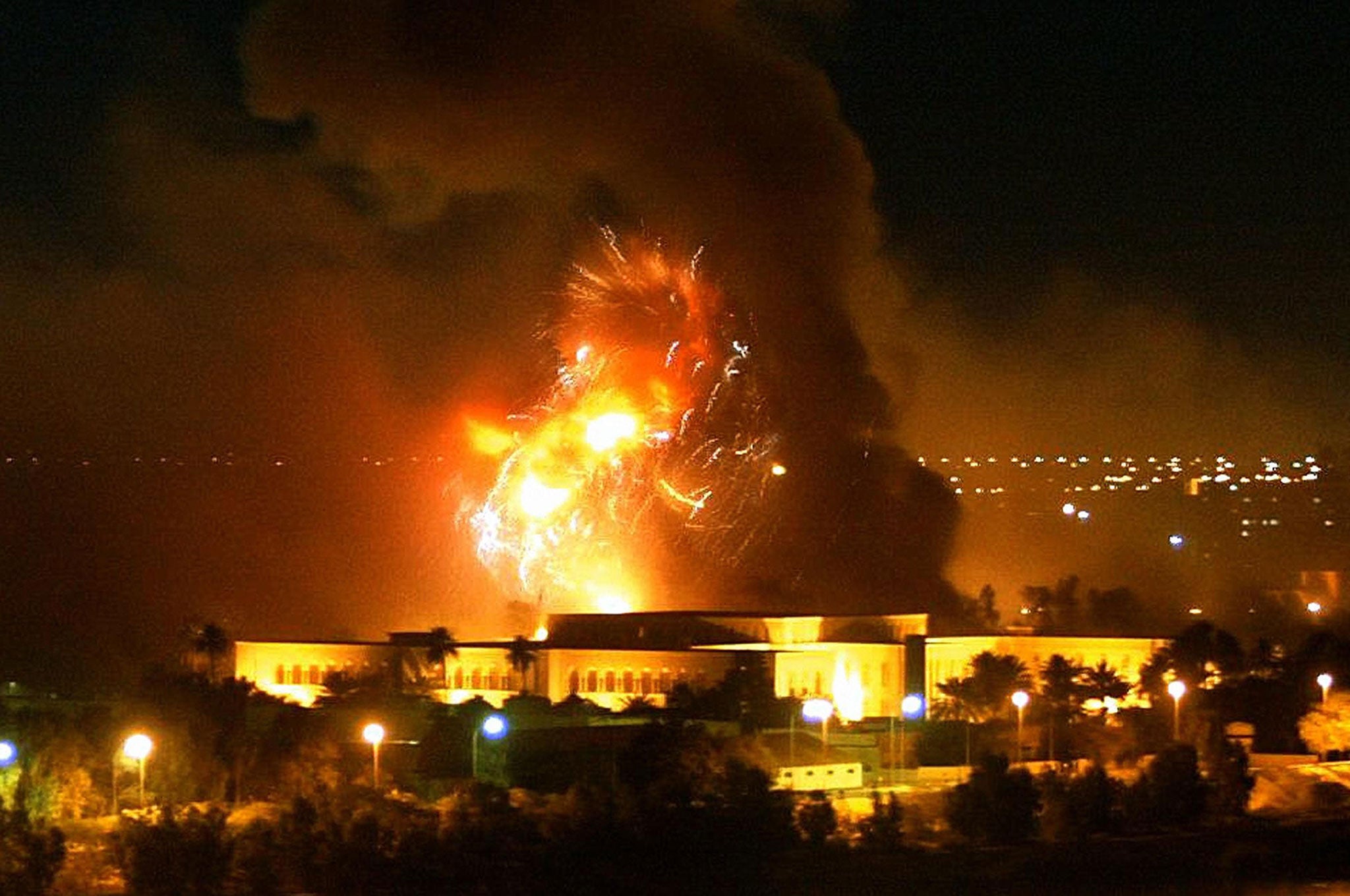 Smoke covers the presidential palace compound during a massive US-led air raid in Baghdad 21 March 2003.
