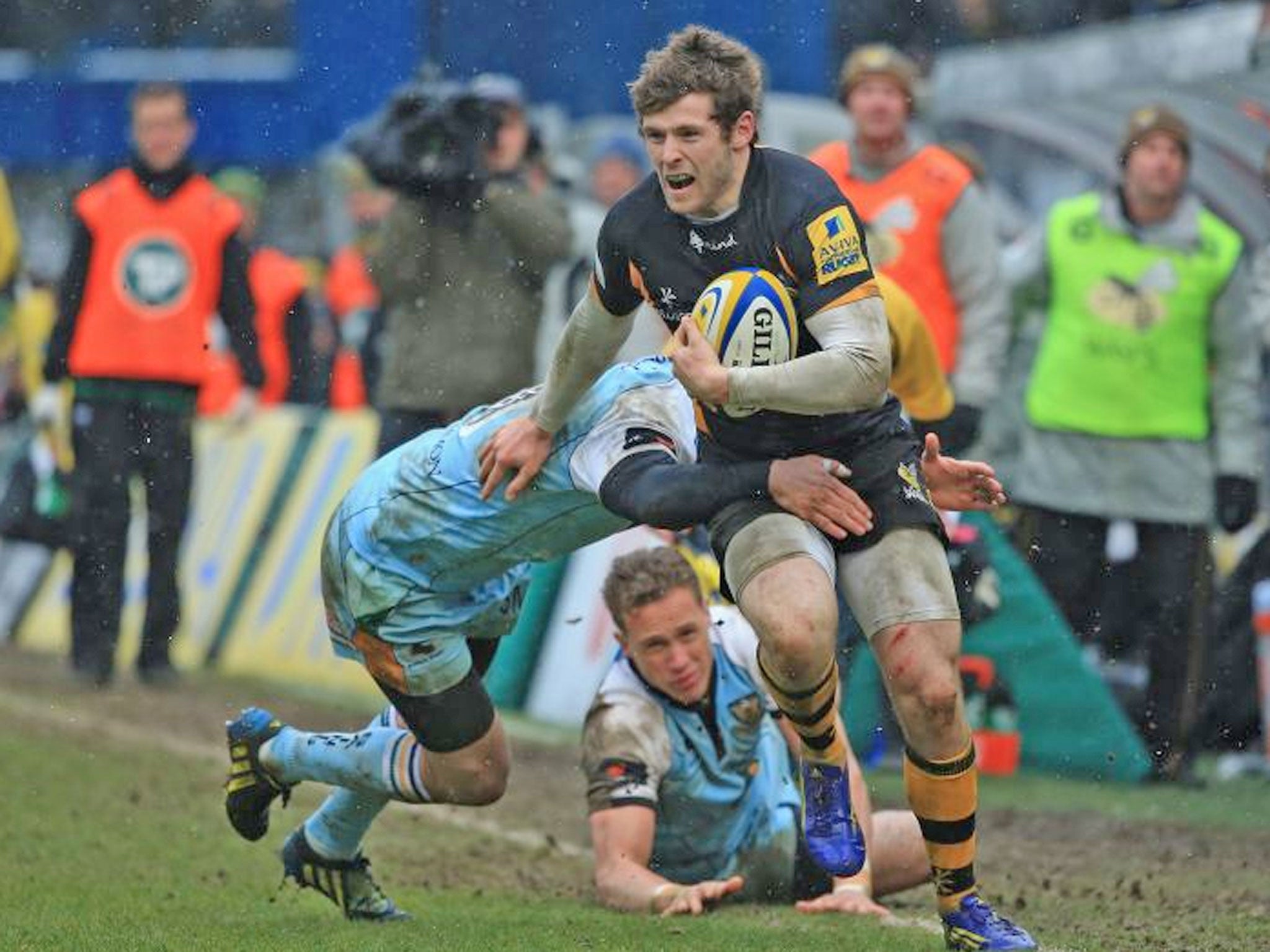 Elliot Daly evades a tackle on his way to scoring Wasps’ second try