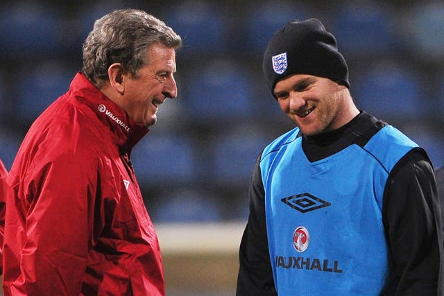 Roy Hodgson talks to Wayne Rooney
