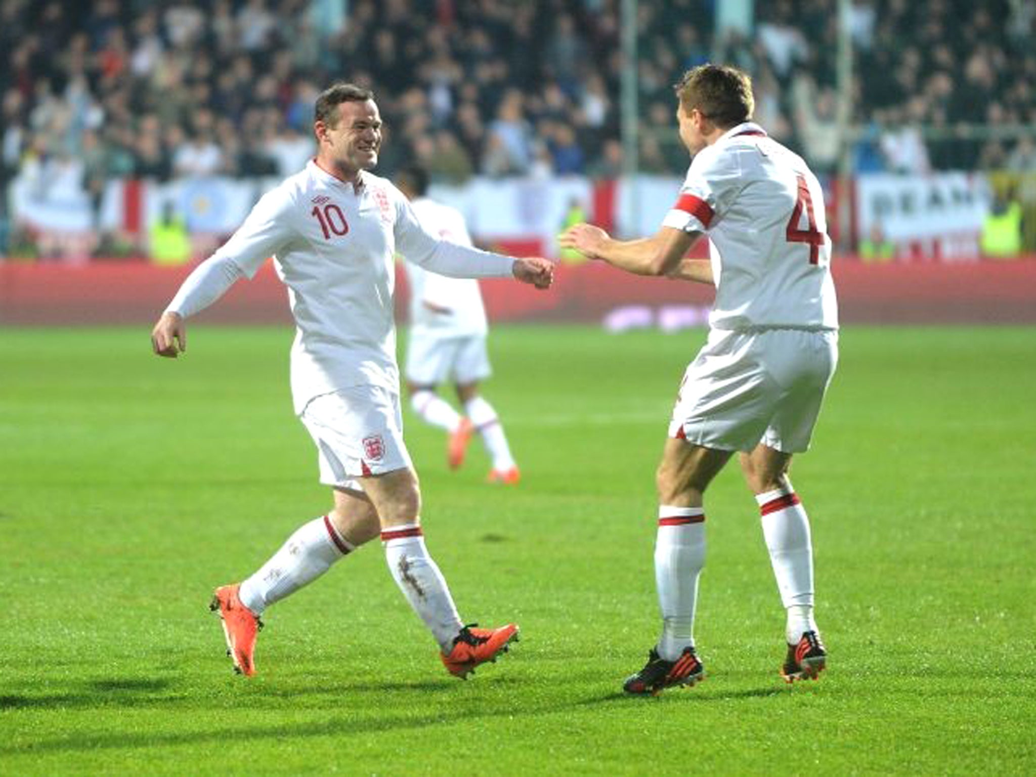 Wayne Rooney (left) celebrates scoring with
Steven Gerrard