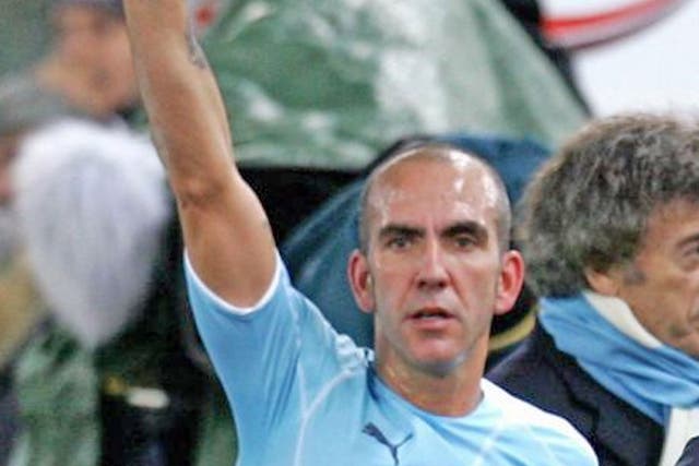 Paolo Di Canio gestures to Lazio fans in 2005