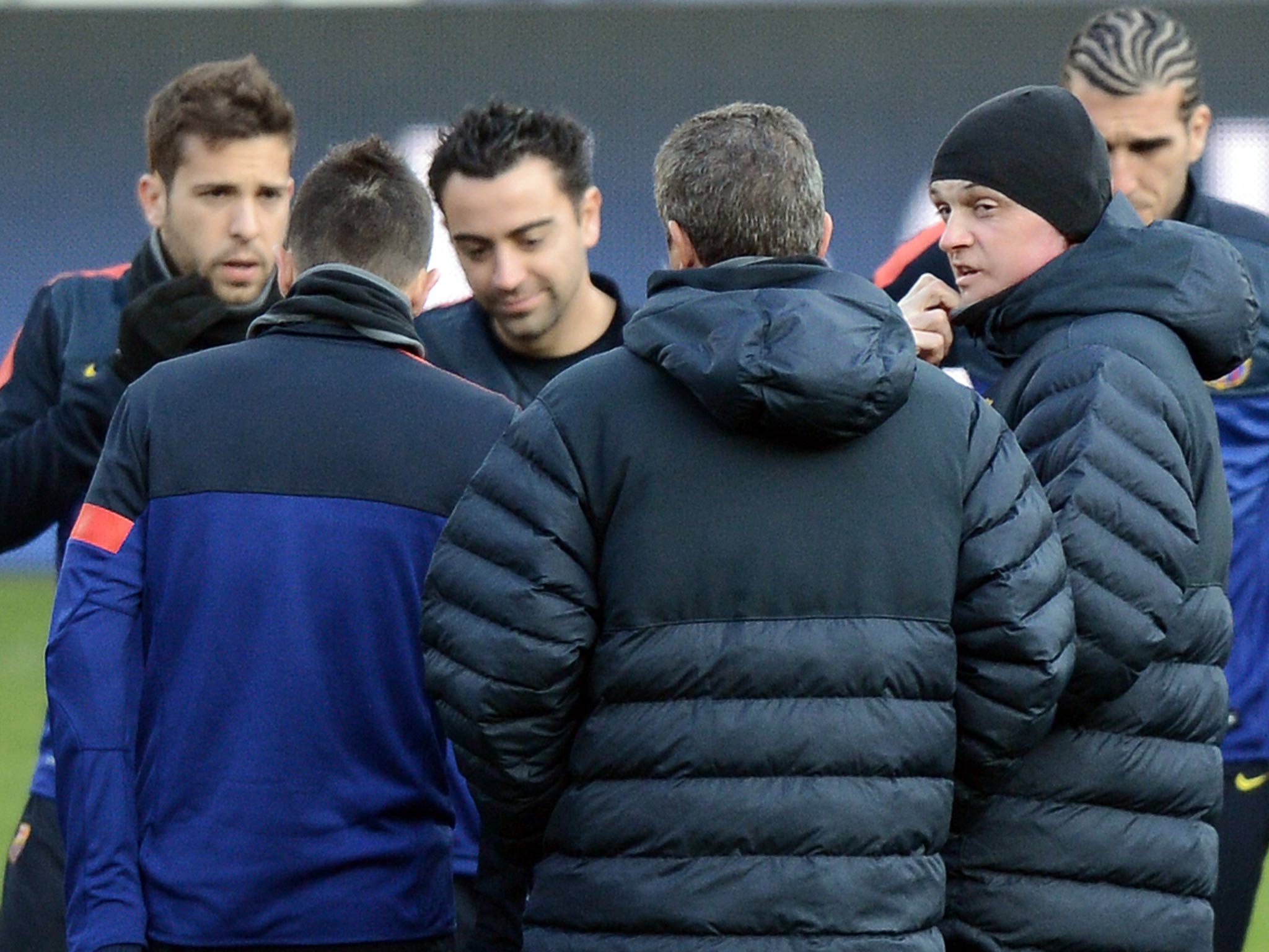 Barcelona's head coach Tito Vilanova (R) talks to his players during a training session
