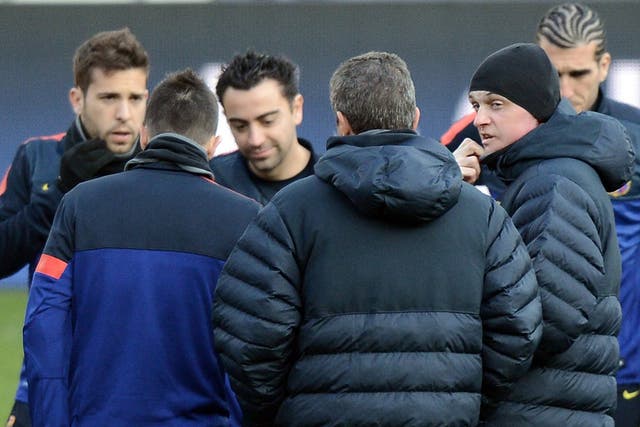 Barcelona's head coach Tito Vilanova (R) talks to his players during a training session