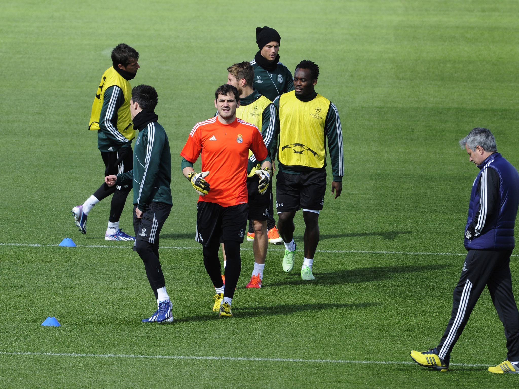 Real Madrid's Portuguese coach Jose Mourinho (R) and Real Madrid's goalkeeper and captain Iker Casillas (C) take part in a training session