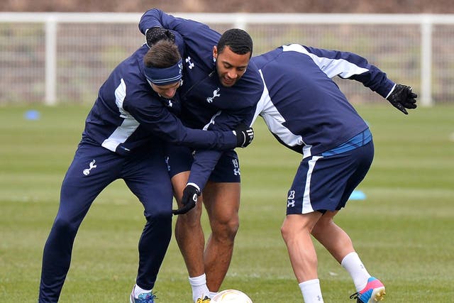 Tottenham Hotspur midfielders Gareth Bale (L), Moussa Dembele (C) and Lewis Holtby vie for the ball in training