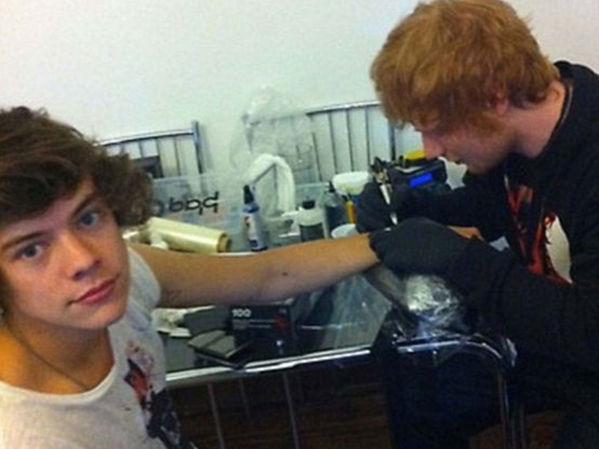 Harry Styles gets tattooed by Ed Sheeran