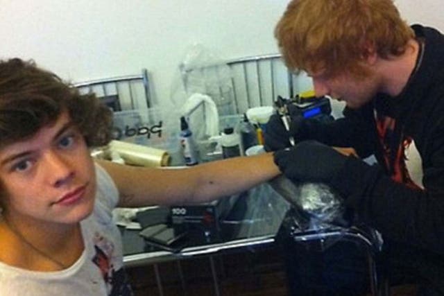 Harry Styles gets tattooed by Ed Sheeran