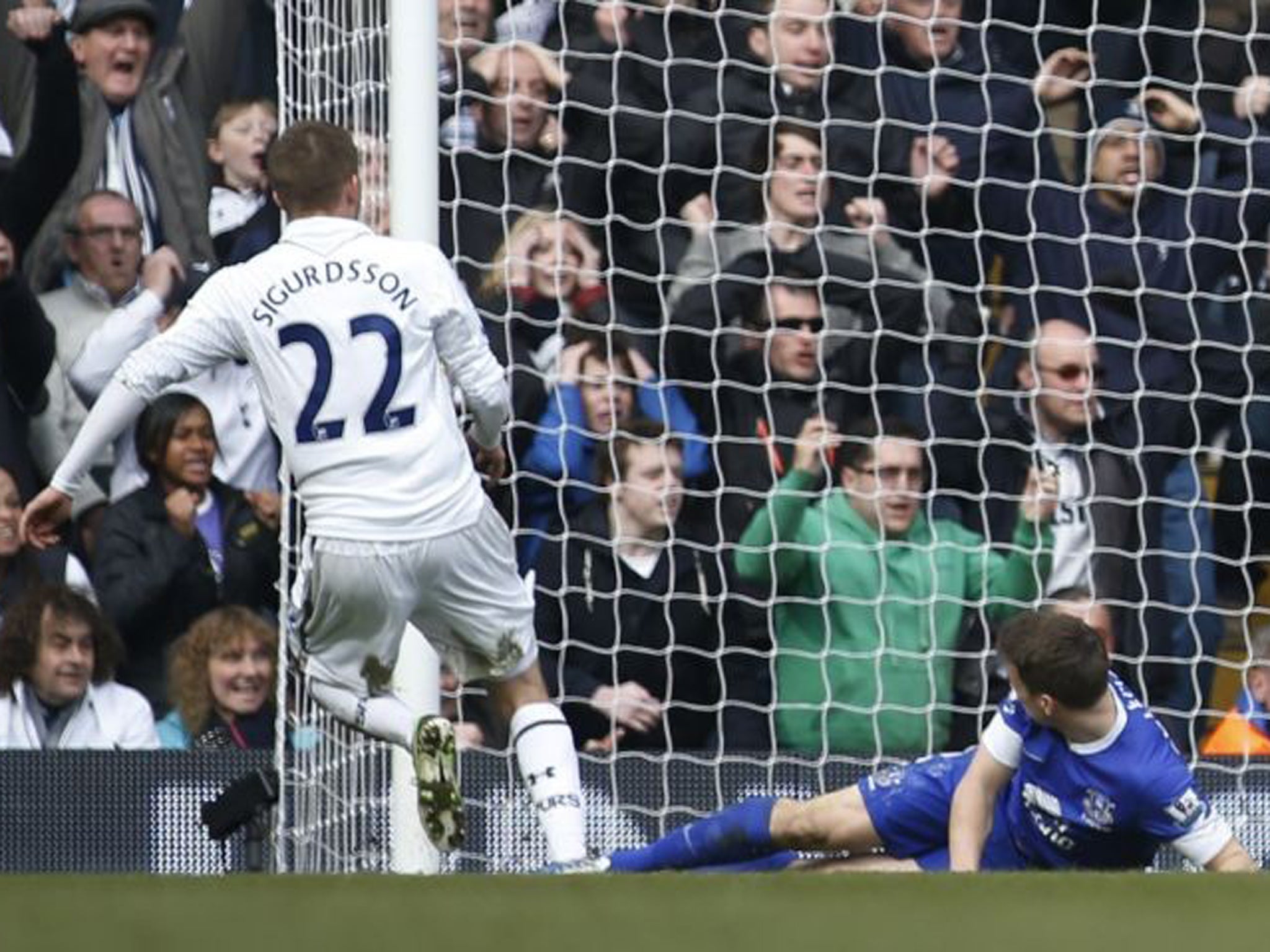 Tottenham Hotspur's Gylfi Sigurdsson scores against Everton