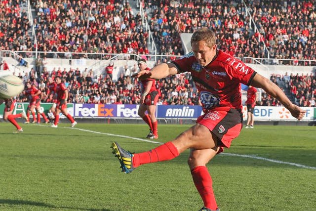 Toulon’s Jonny Wilkinson sends another penalty over against Leicester yesterday