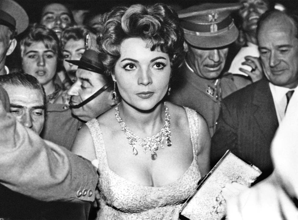 Montiel surrounded by fans at a Madrid film premiere