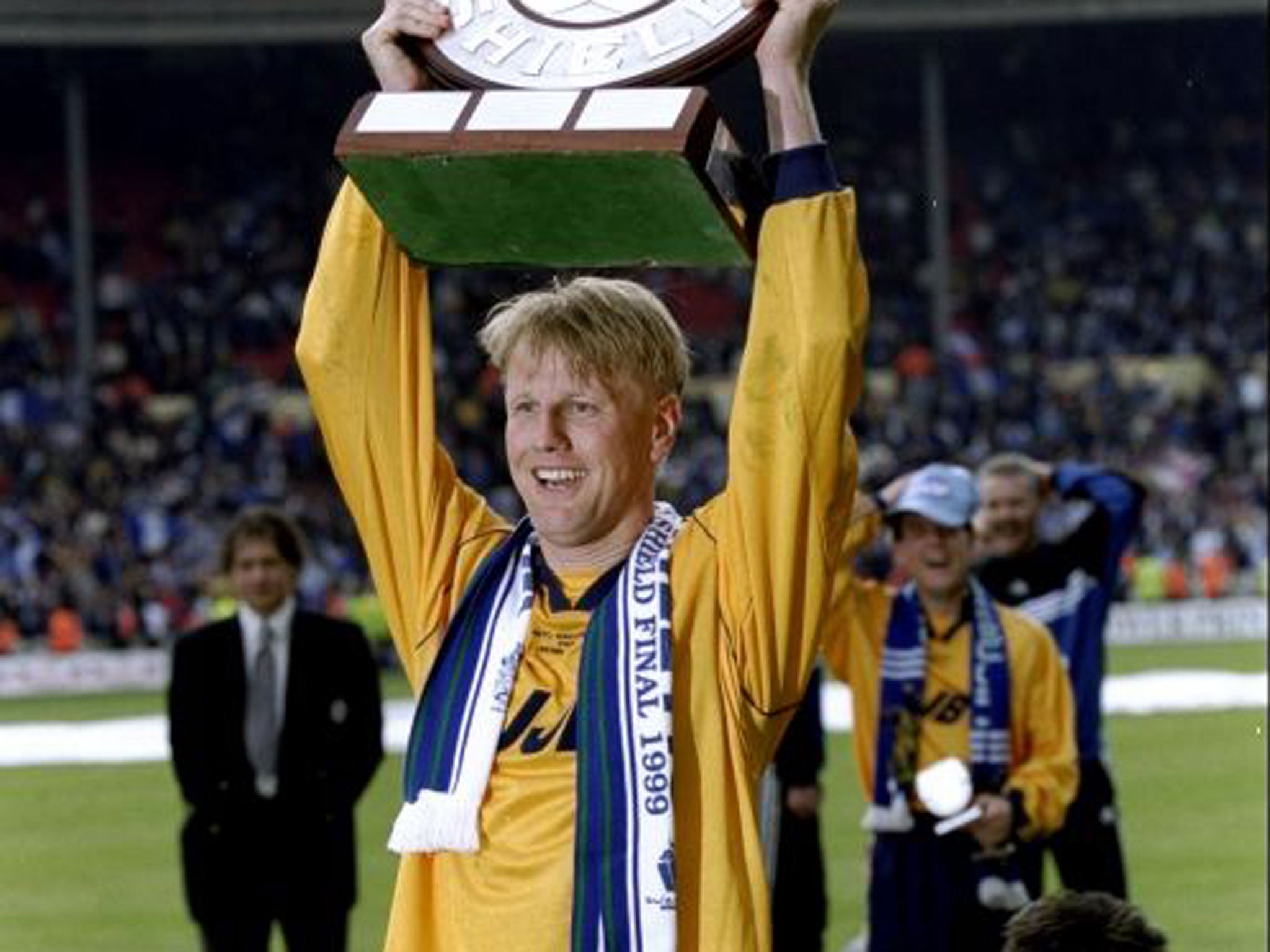 Paul Rogers parades the trophy in 1999