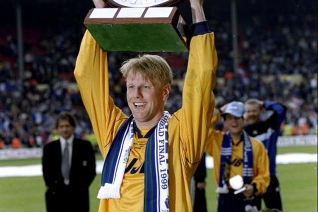 Paul Rogers parades the trophy in 1999 