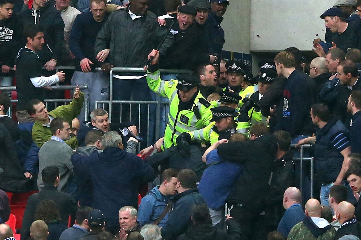 Millwall fans shame club by fighting each other at Wembley | The ...