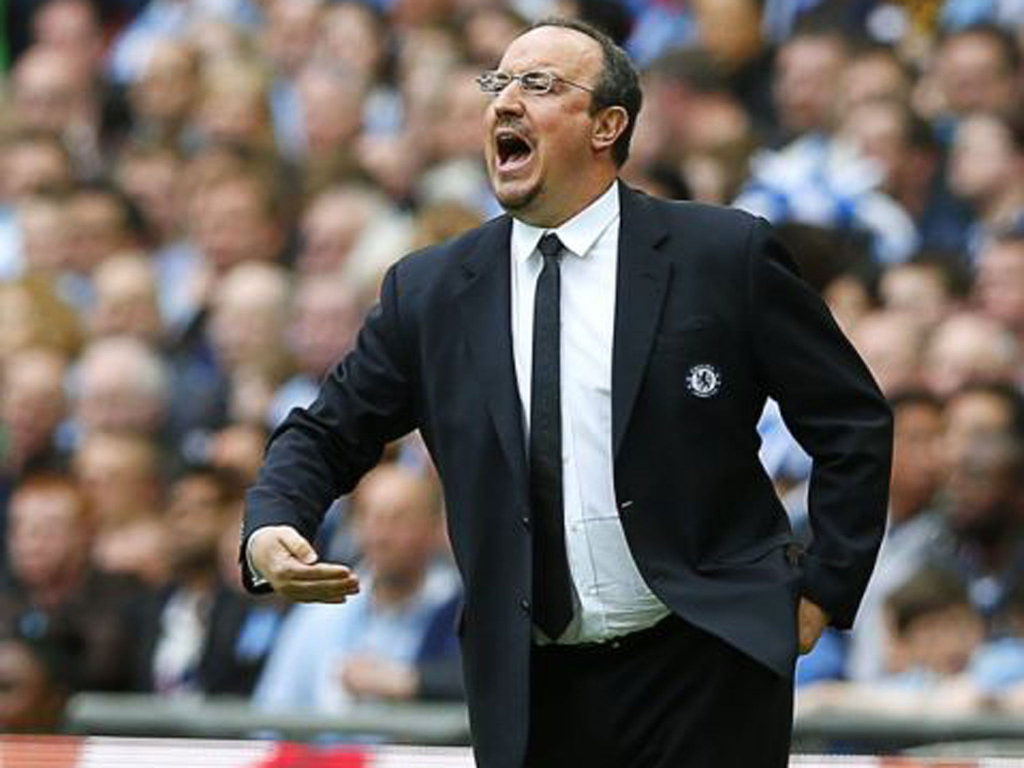 Rafa Benitez urging his players on