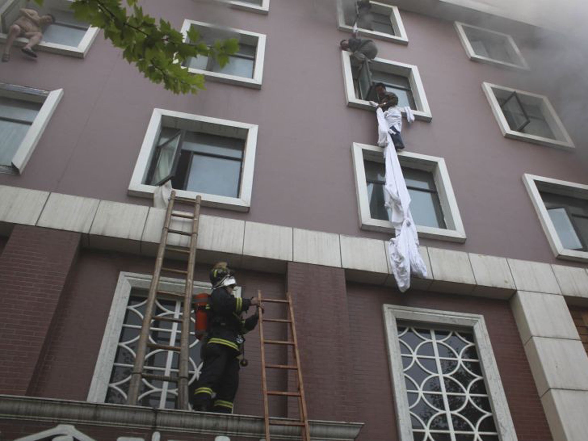 Hotel guests attempt to escape the building in Xiangyang city