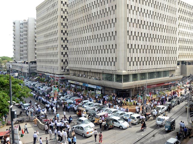 Pakistanis are pictured on the streets after evacuating buildings in Karachi