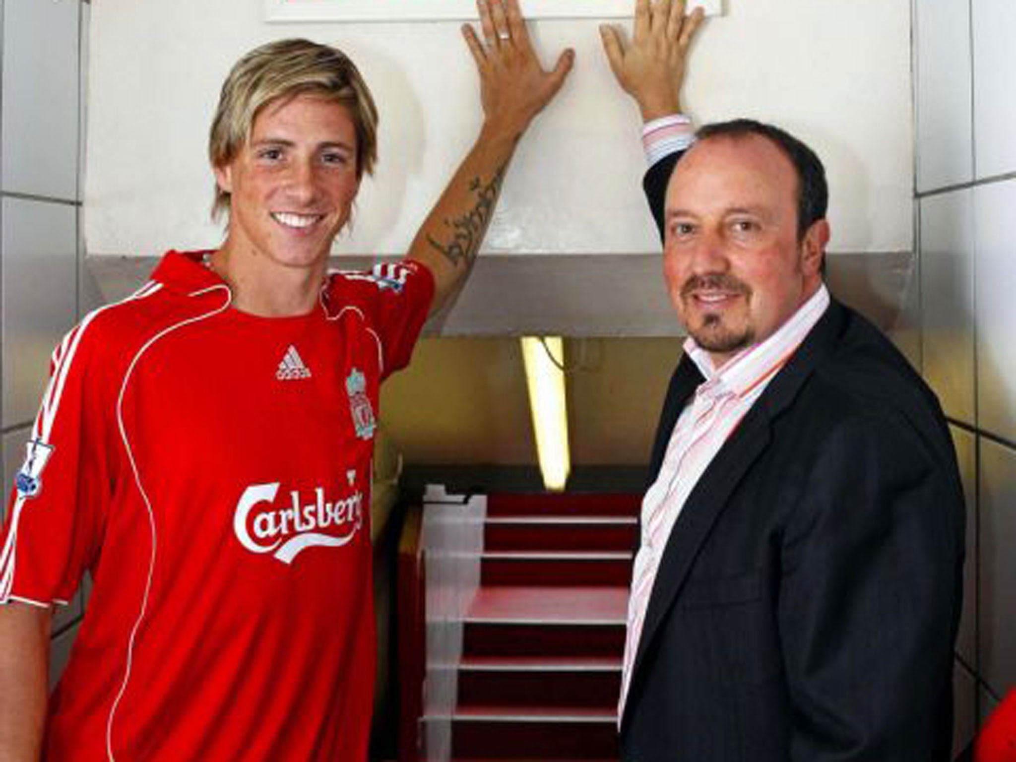 Benitez welcomes Fernando Torres to Anfield in 2007