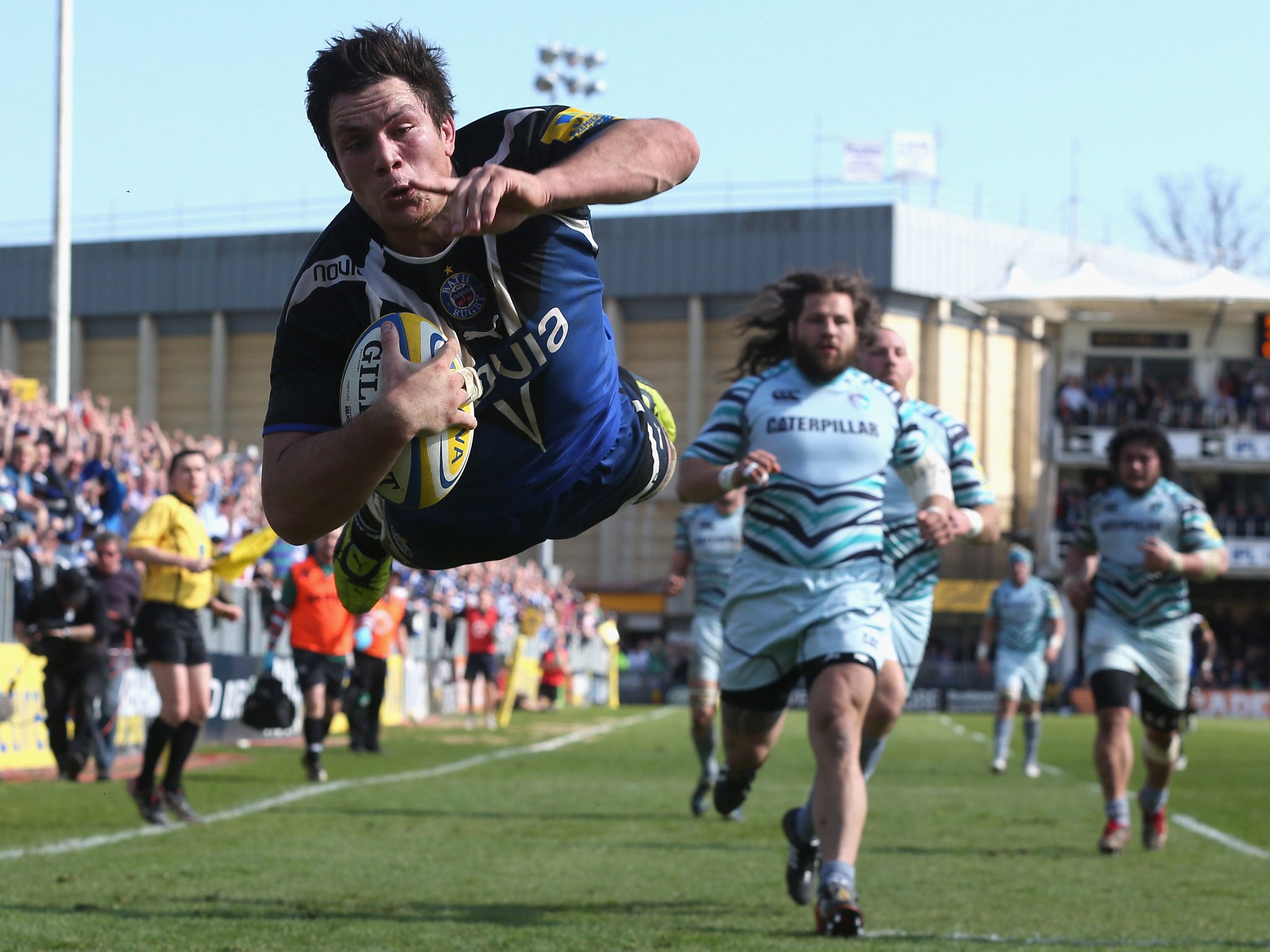 Final flourish: Francois Louw finishes off a fine move inspired by Anthony Perenise to secure victory for Bath with a late try