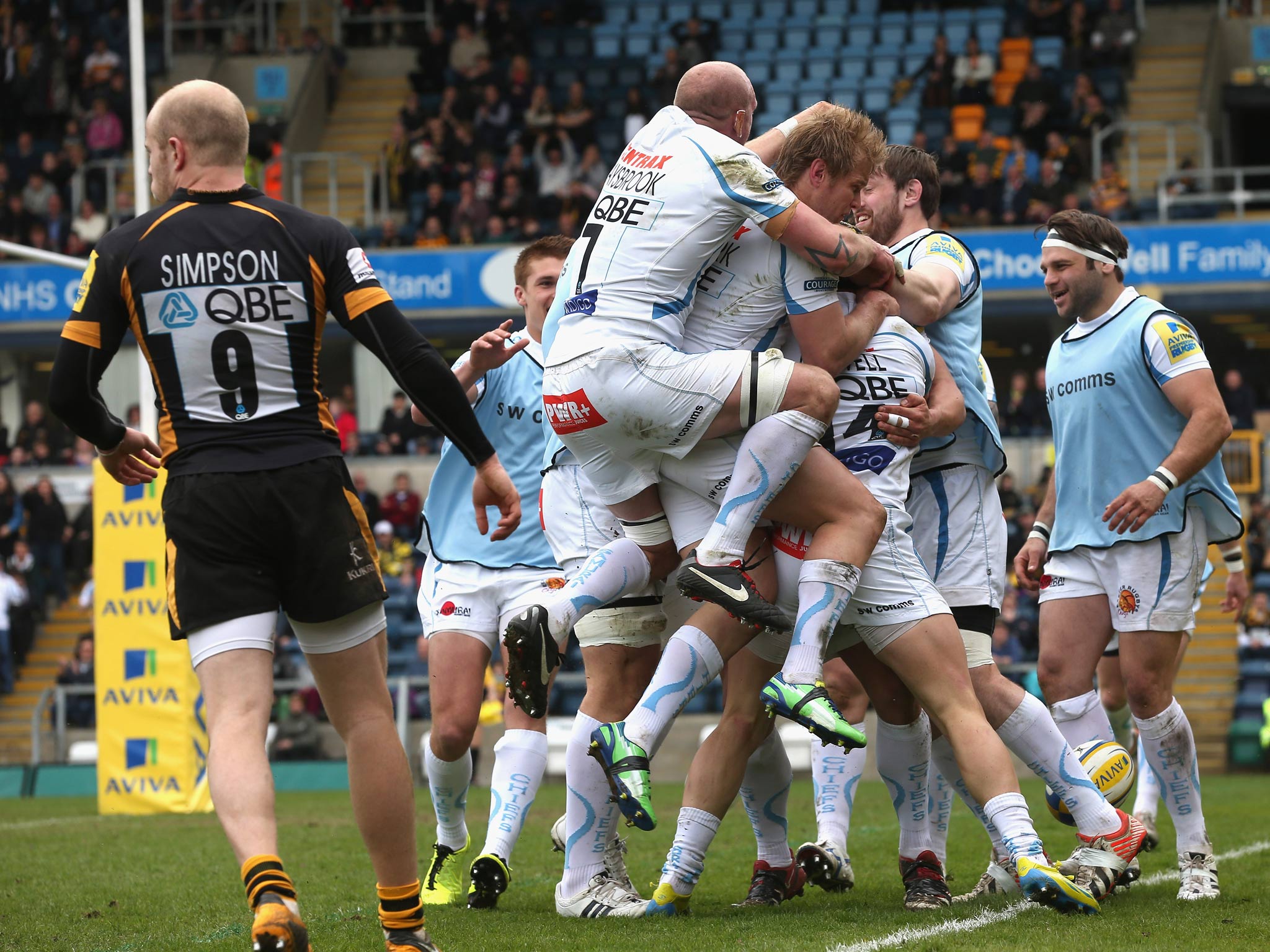 Exeter players celebrate after Jack Nowell scores a try during the Aviva Premiership match between London Wasps and Exeter Chiefs at Adams Park