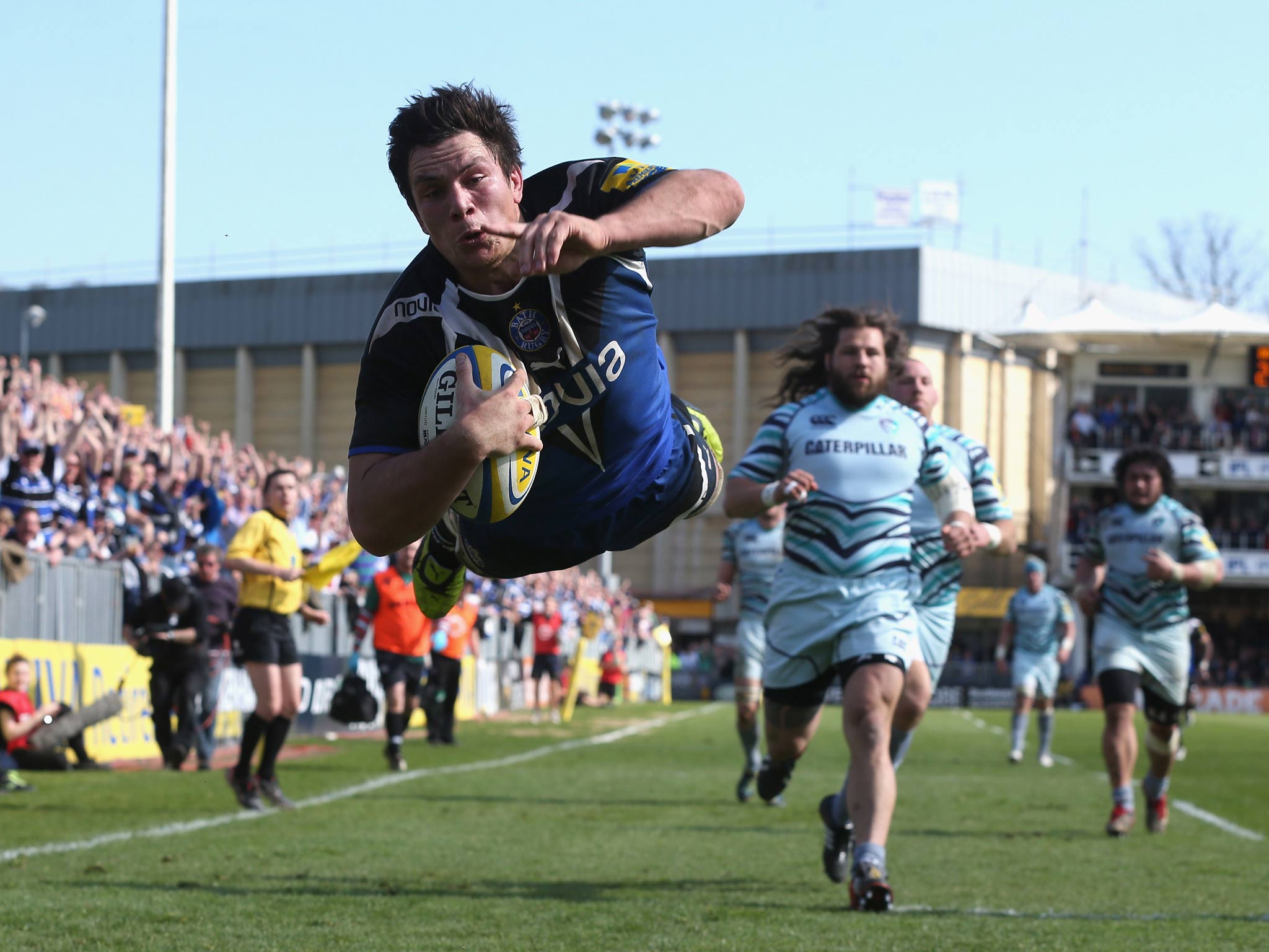 Francois Louw of Bath dives to score the late match winning try during the Aviva Premiership match between Bath and Leicester Tigers