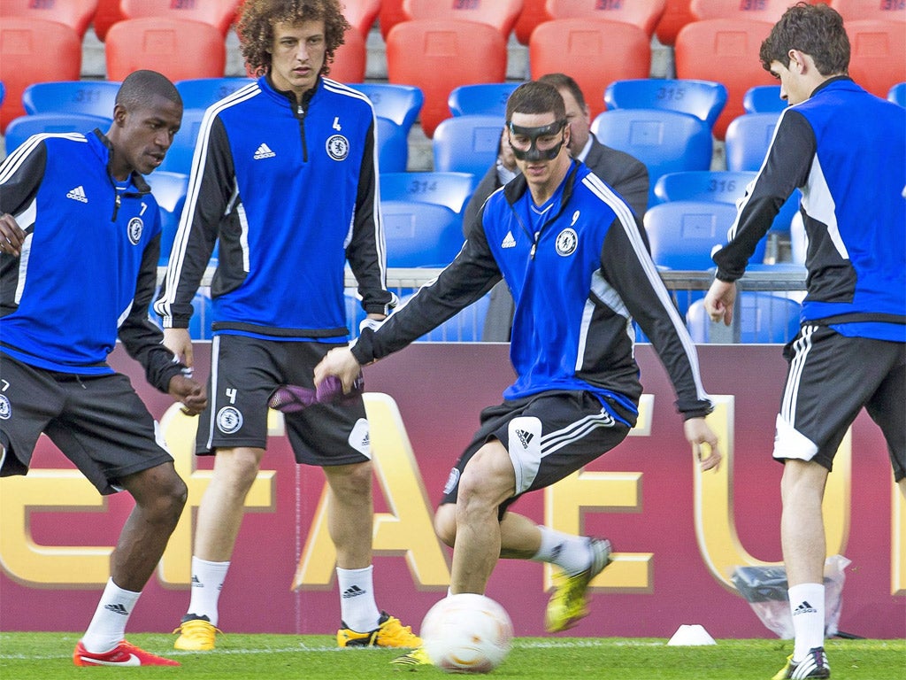 Fernando Torres plays keep-ball with Ramires, David Luiz and Oscar