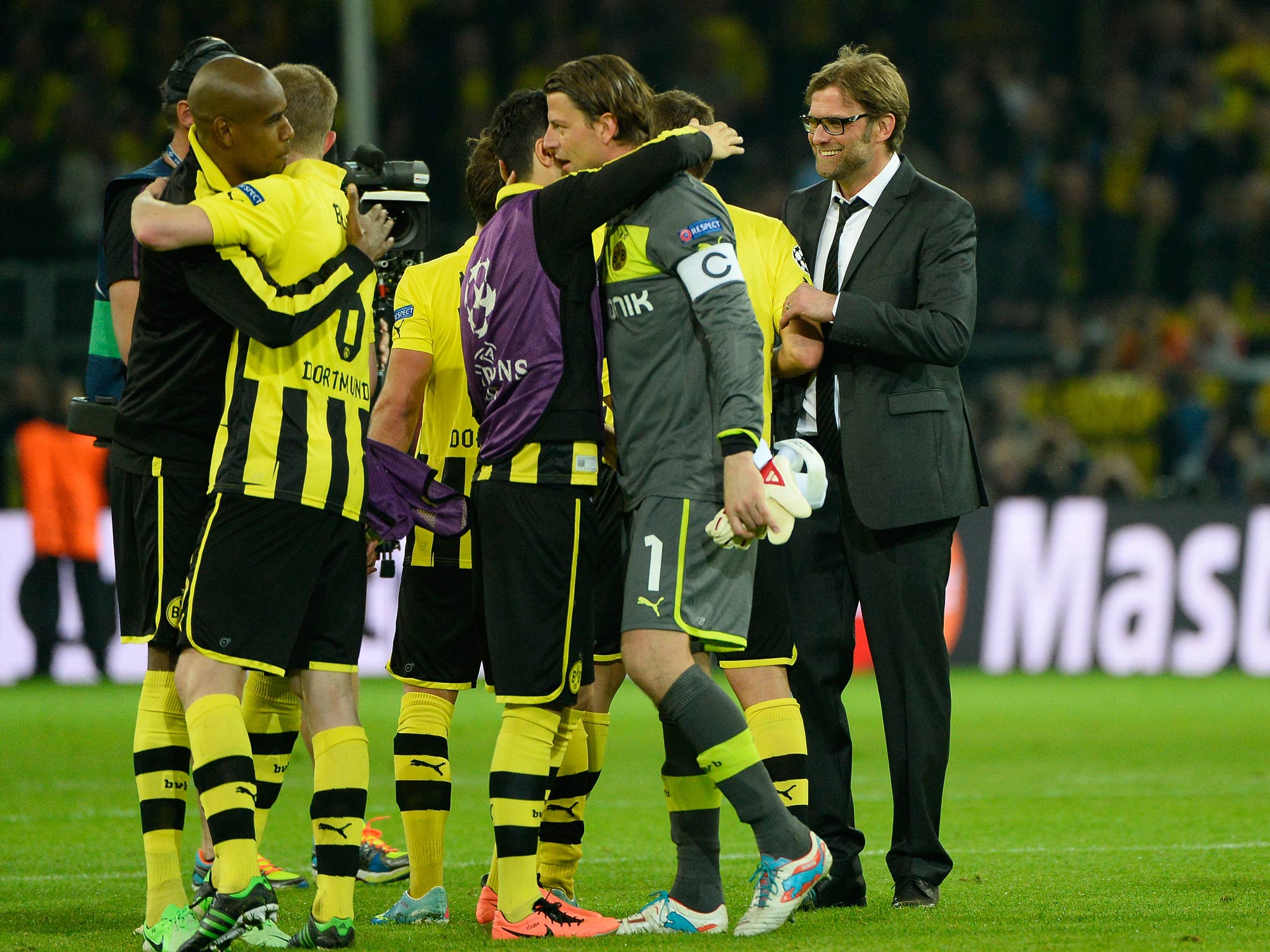 Jurgen Klopp celebrates with his players after Dortmund beat Real Madrid 4-1