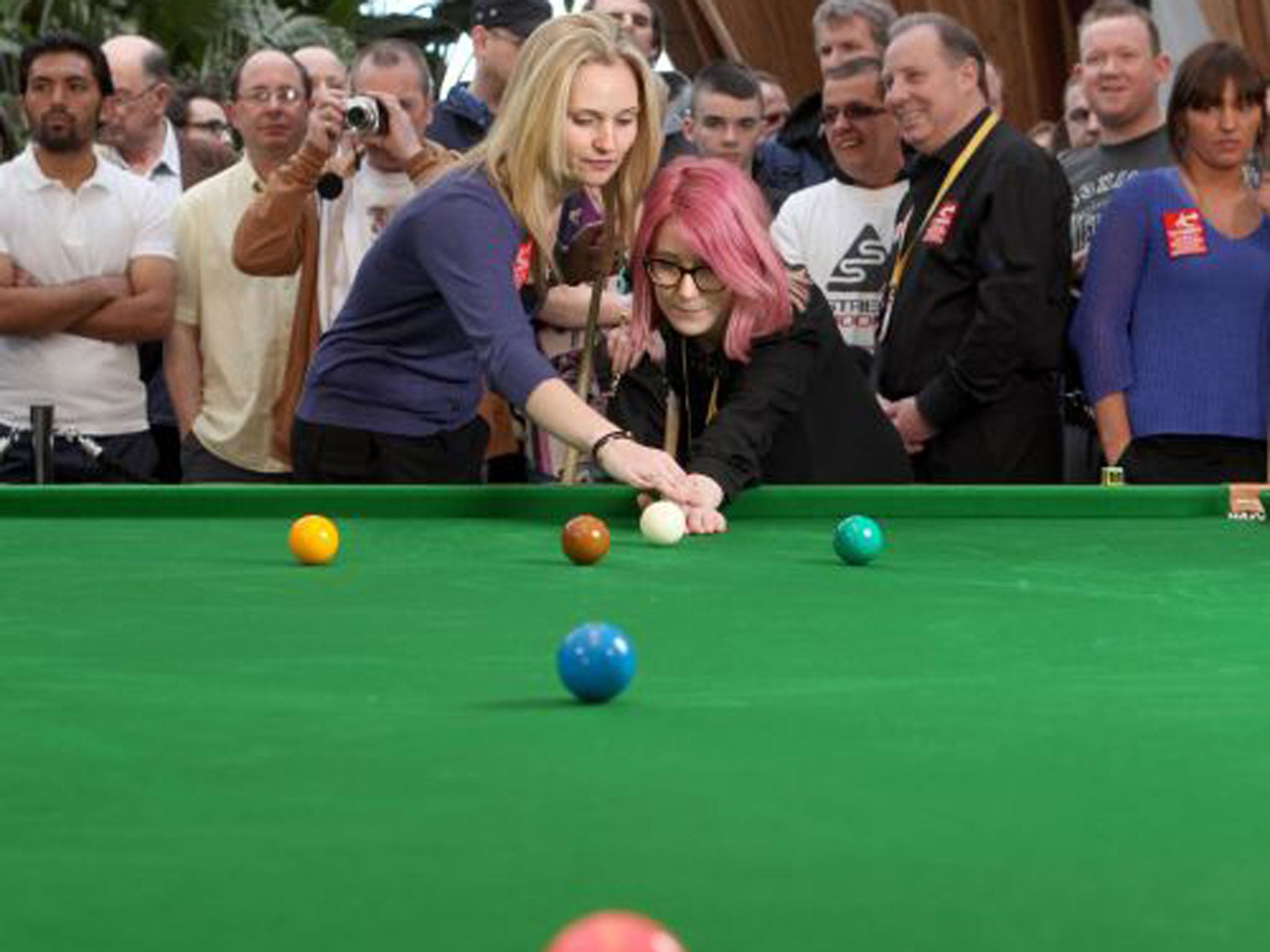 Reanne Evans and Chloe Hamilton, right, get a grip at World Snooker’s Ladies Day