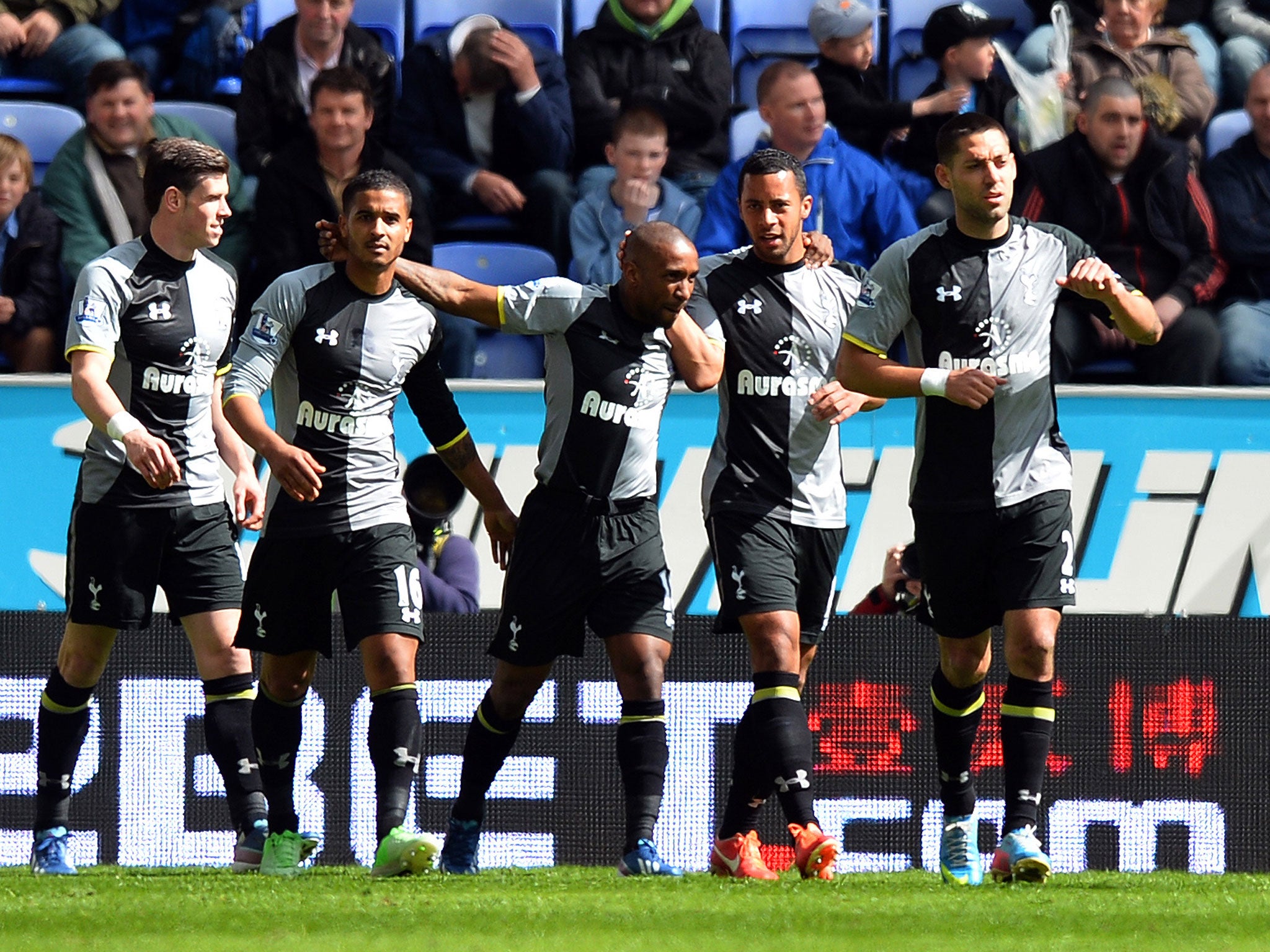 Tottenham Hotspur's Welsh midfielder Gareth Bale (L) celebrates scoring the opening goal