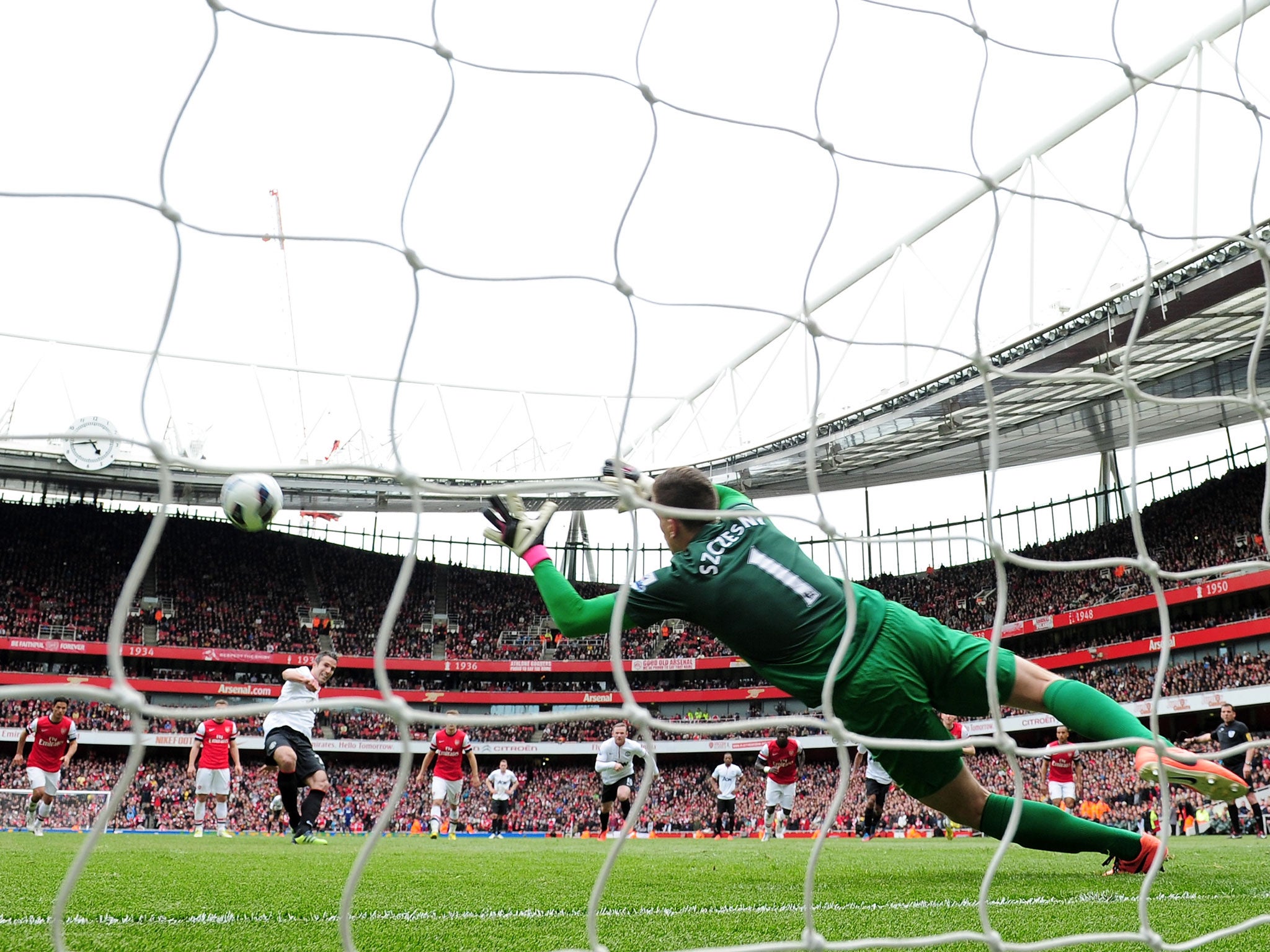 Robin Van Persie scores from the spot for Manchester United on his return to the Emirates