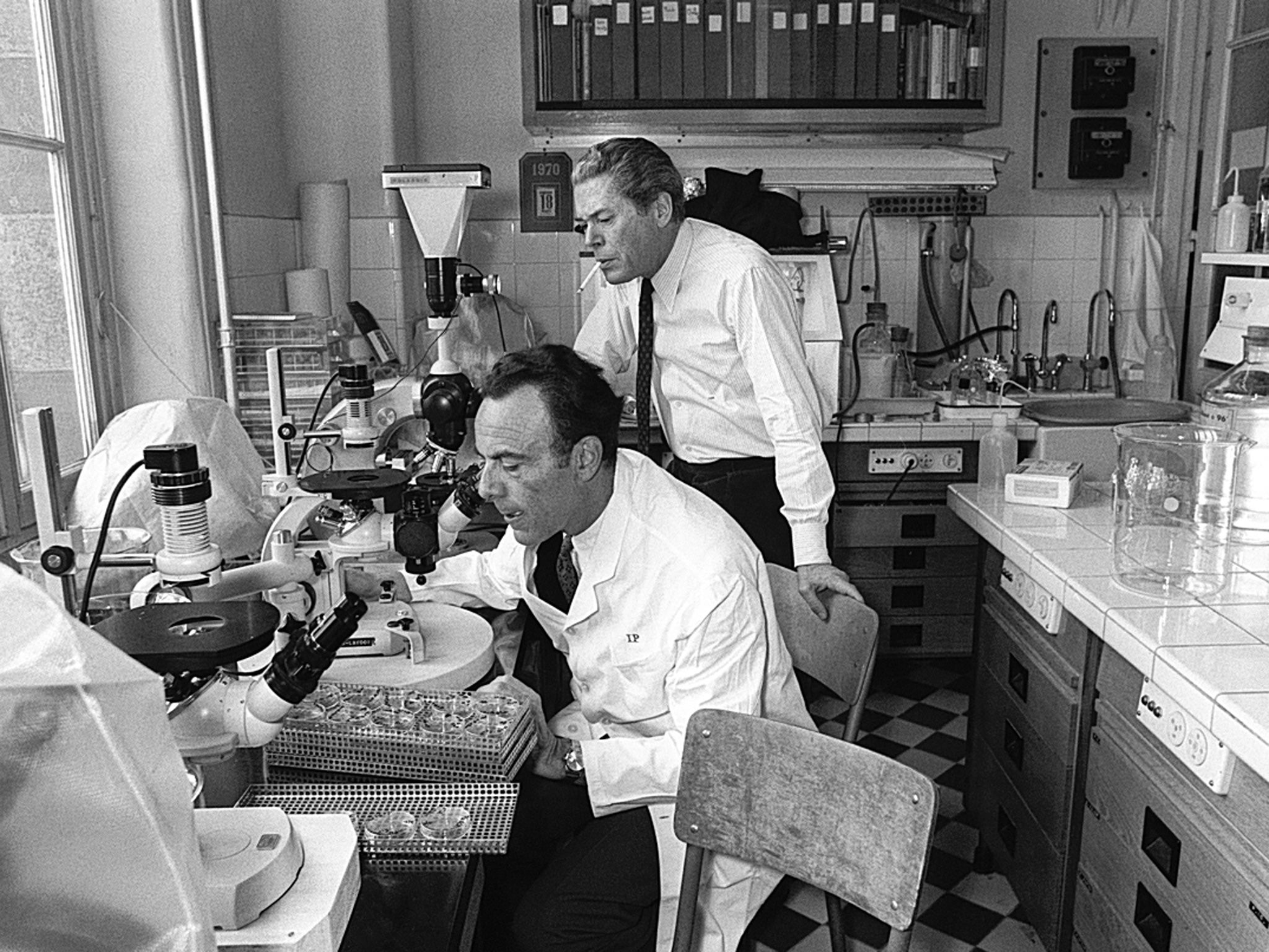 Jacob, foreground, and Jacques Monod in ther lab at the Pasteur Institute in Paris in 1971