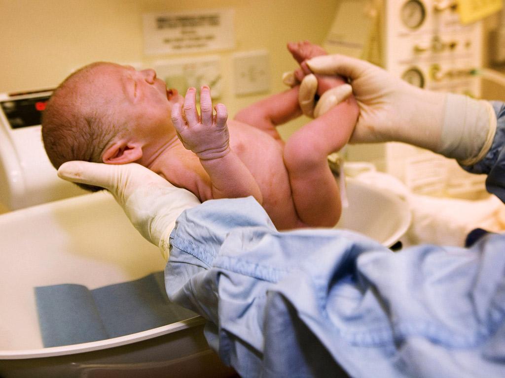Women born in Britain now give birth to more children