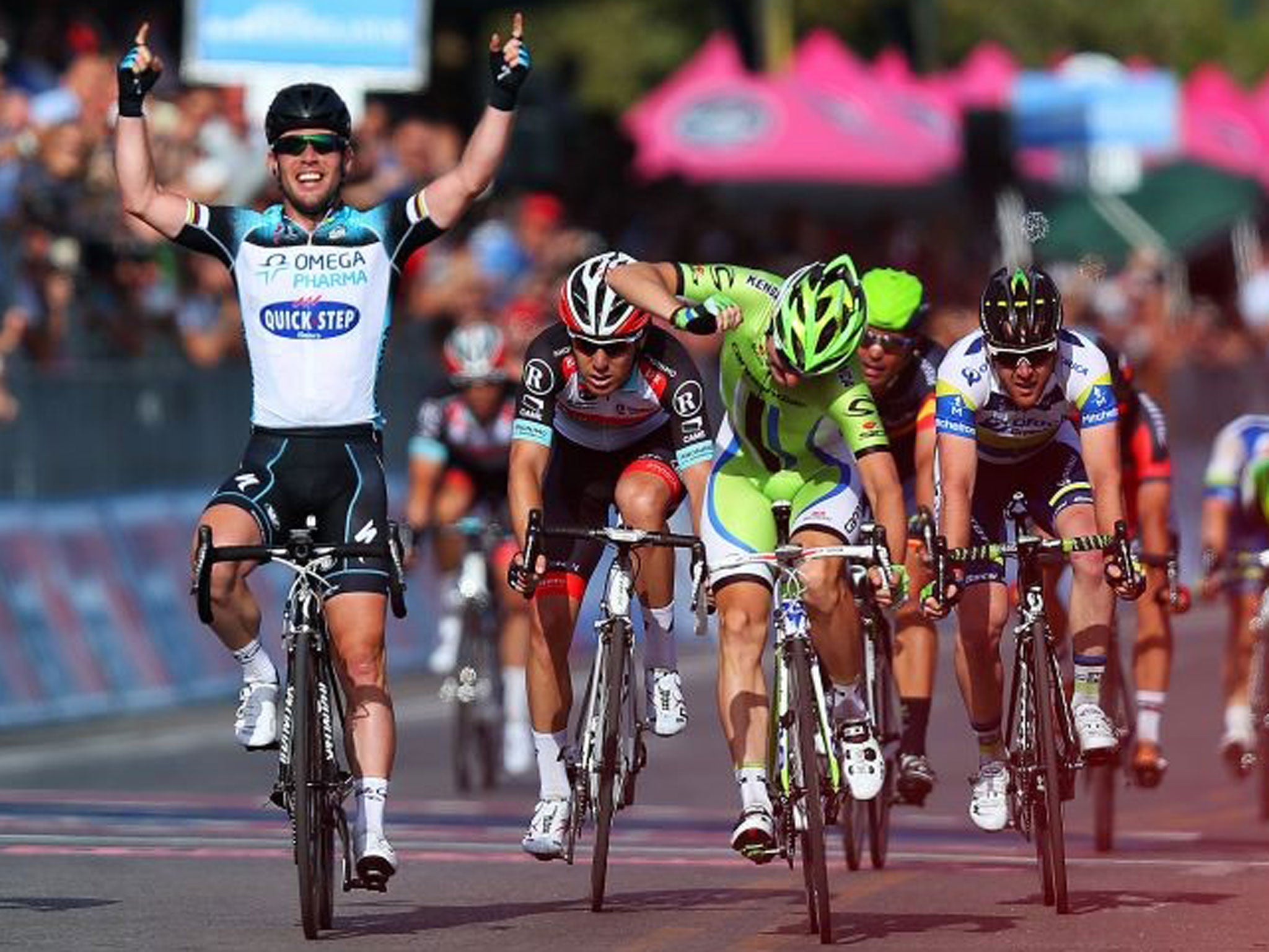 Mark Cavendish wins the first stage of the Giro d'Italia in Naples