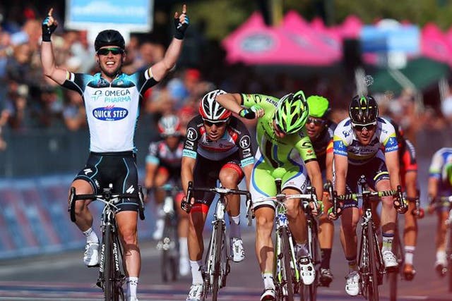 Mark Cavendish wins the first stage of the Giro d'Italia in Naples