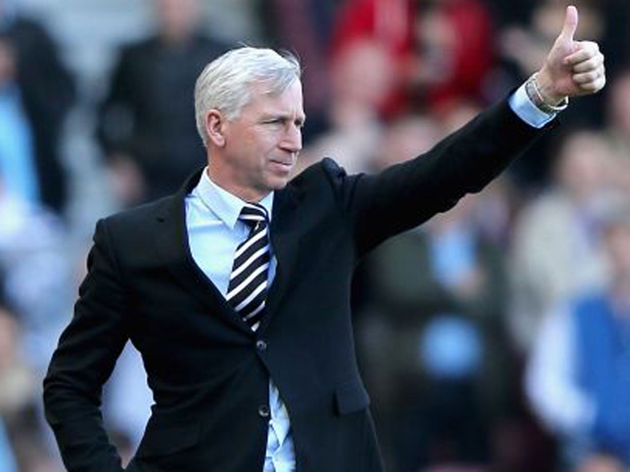 Newcastle manager Alan Pardew gives his players the thumbs-up