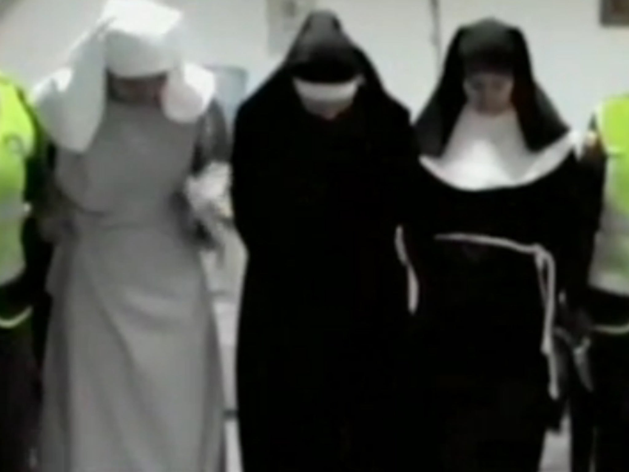 Глухонемой парень и монашки. Монашки в Колумбии. Монахини и полицейские.