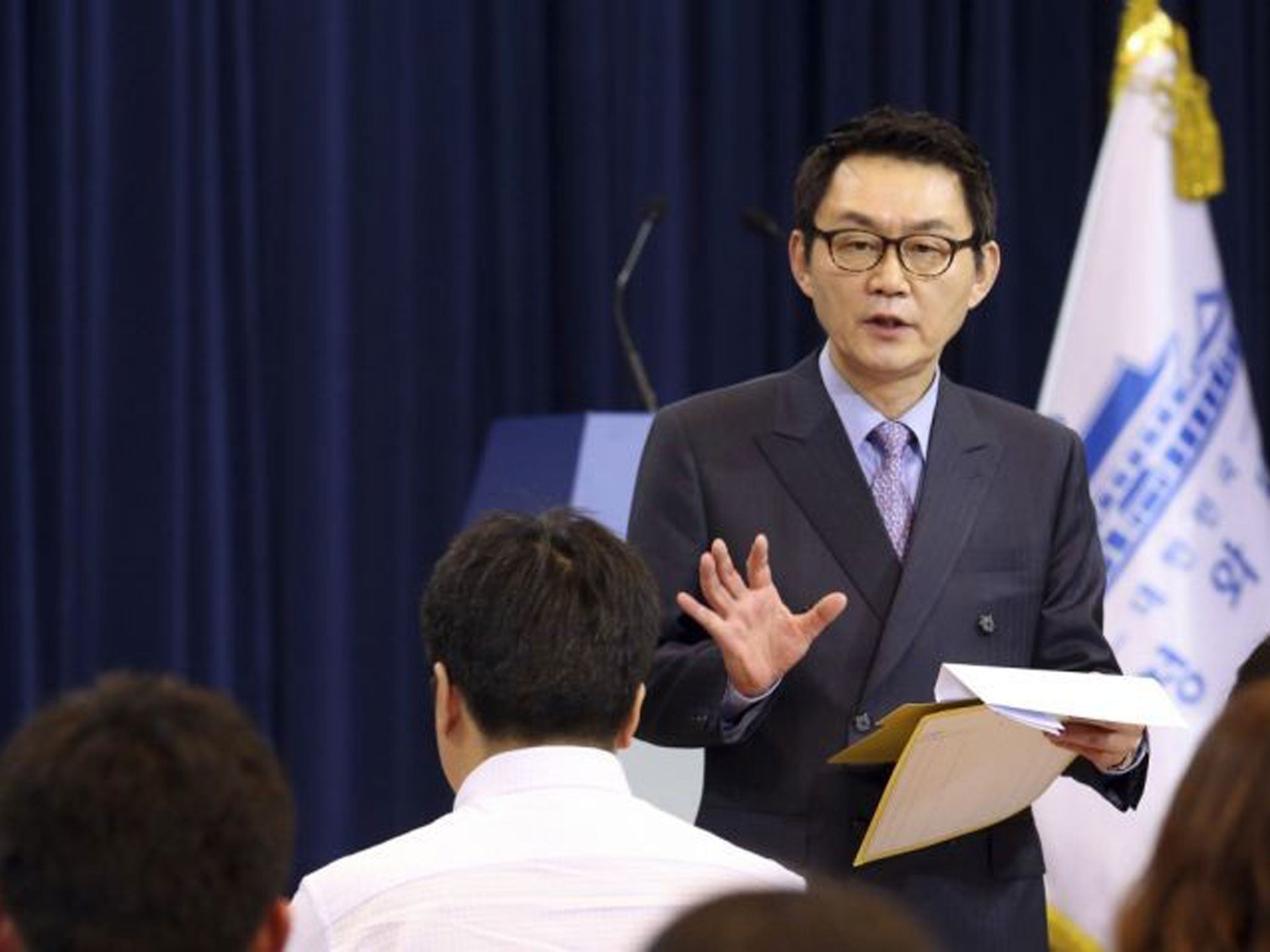 Yoon Chang-jung, spokesman of South Korean President Park Geun-hye, speaks in front of reporters at the presidential Blue House in Seoul
