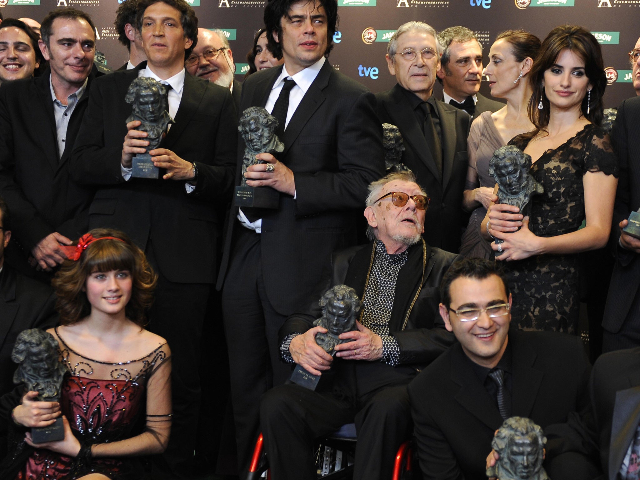 Franco, seated, flanked by Benicio del Toro and Penelope Cruz, receives a lifetime achievement award in 2009