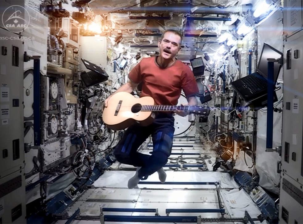 Chris Hadfield performs David Bowie's Space Oddity