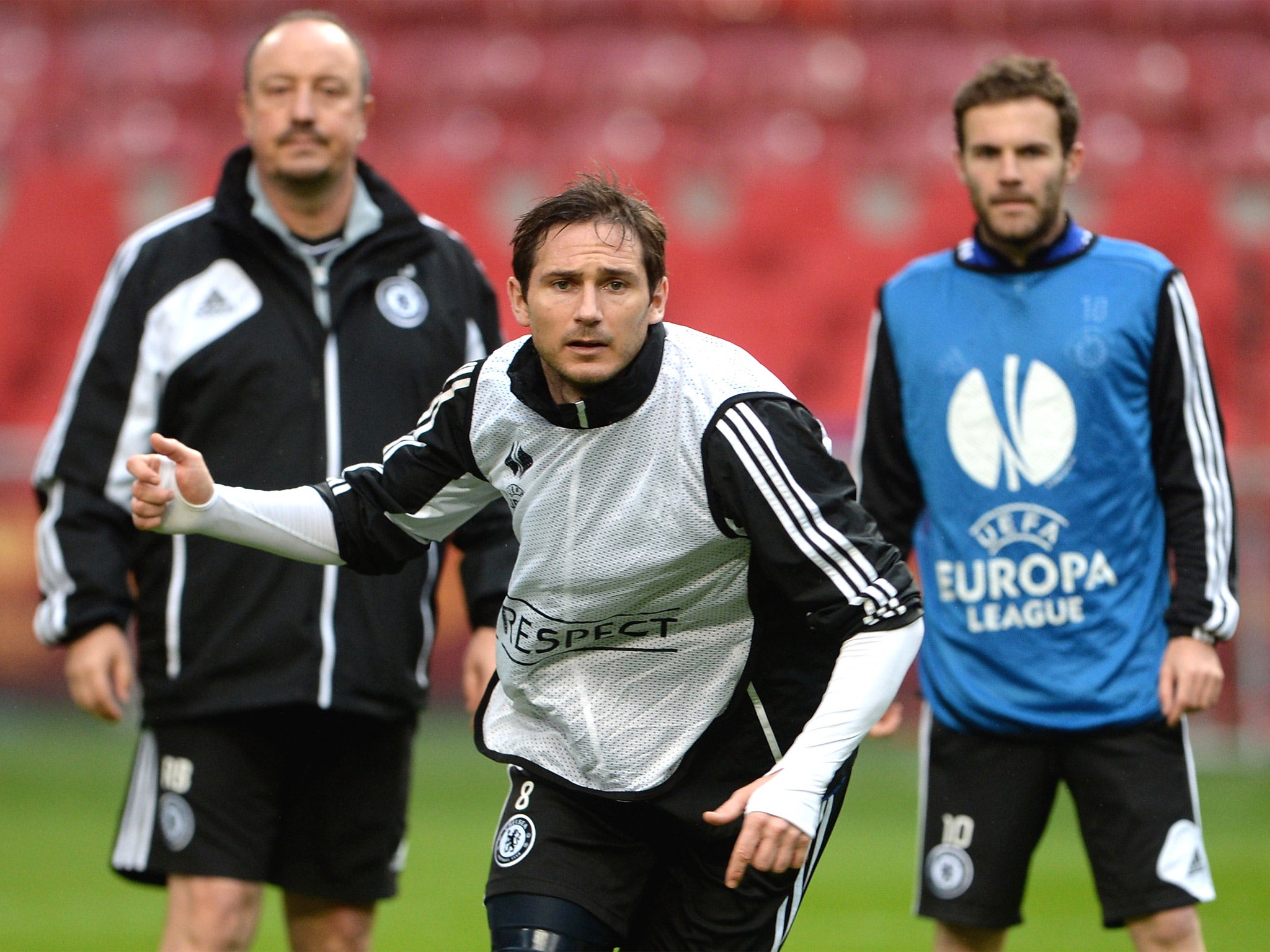 Frank Lampard trains as Rafa Benitez and Juan Mata look on at the Amsterdam Arena